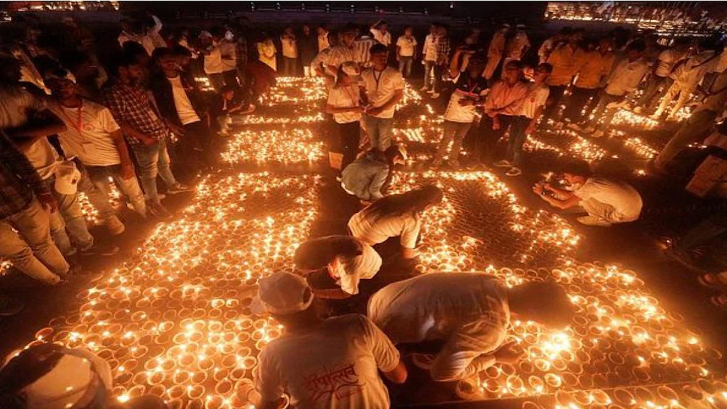 Read more about the article Festival of lights: राम मंदिर अभिषेक के बाद सरयू के तट पर 25 लाख दीयों के साथ गिनीज वर्ल्ड रिकॉर्ड स्थापित