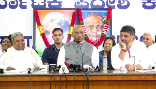 You are currently viewing Mallikarjun Kharge ने साफ कहा – जितना दे सकते हो, उतना ही देने का वादा करो, नहीं तो दिवालिया हो जाओगे।